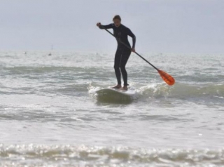  Vendee 的海上桨冲浪课程 